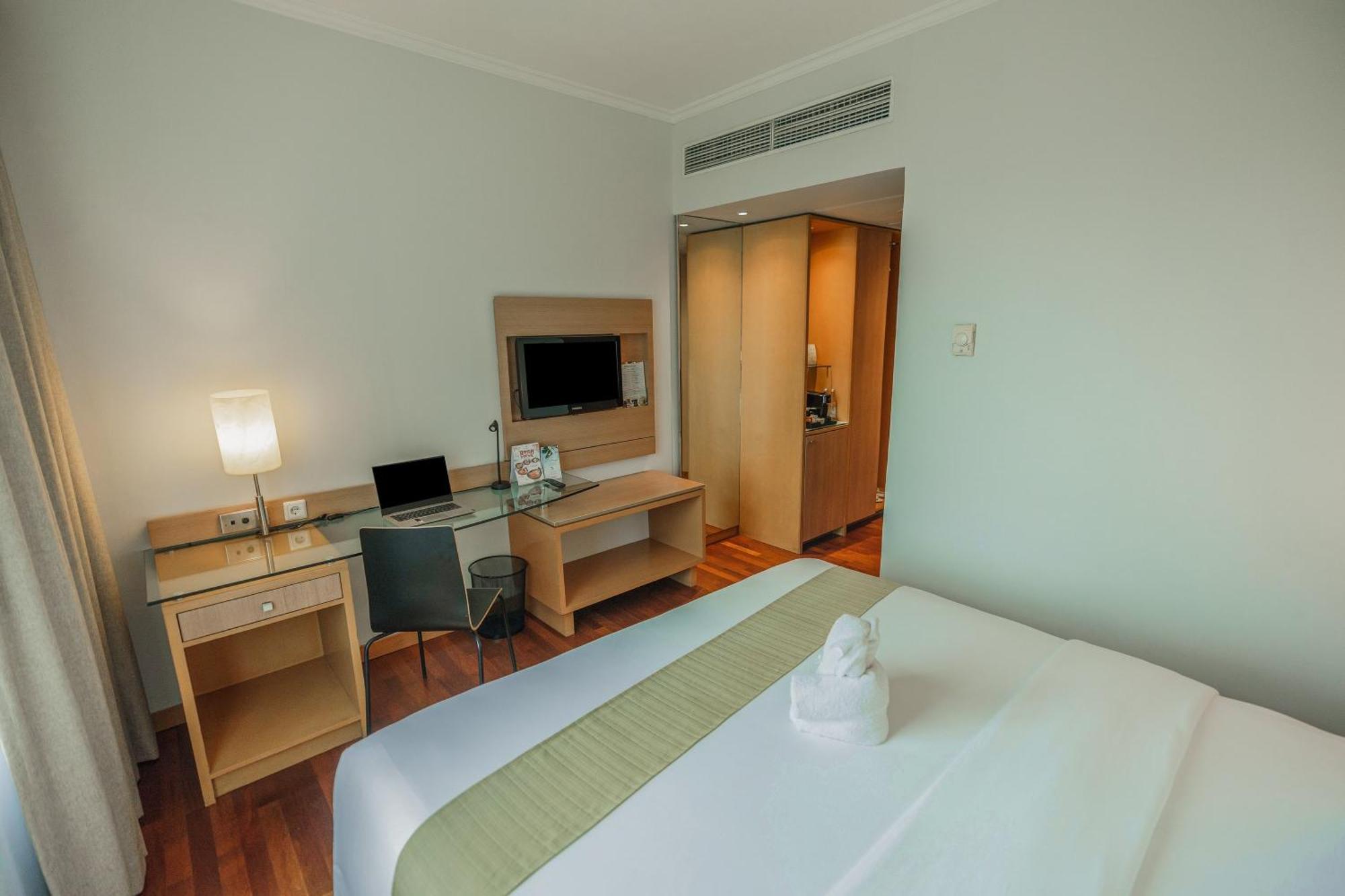 Hotel Kimaya Slipi Jakarta By Harris Exterior foto